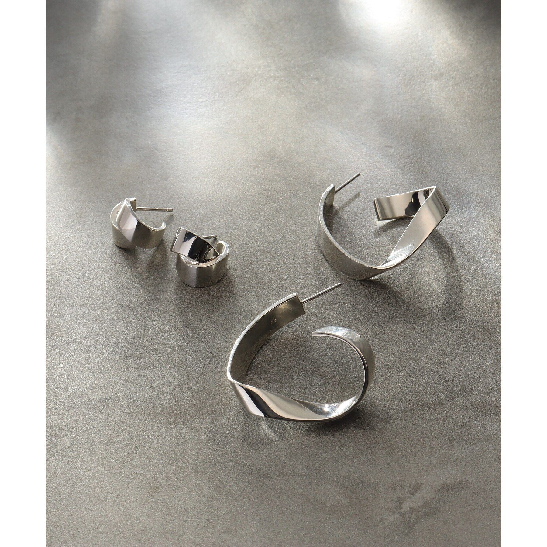 COCOSHNIK ONKITSCH「シルバー フォールディングピアス ストリーム」|ピアス|