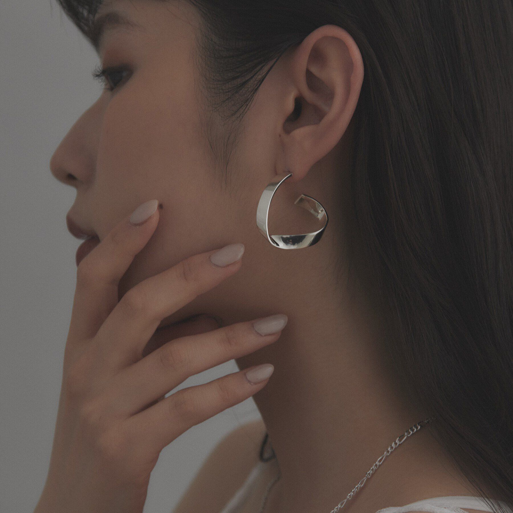 COCOSHNIK ONKITSCH「シルバー フォールディングピアス ストリーム」|ピアス|