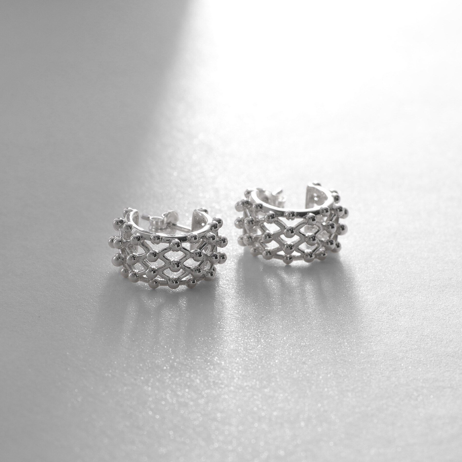 COCOSHNIK ONKITSCH「シルバー スモールフープ ボールメッシュ ピアス」|ピアス|シルバー(600)