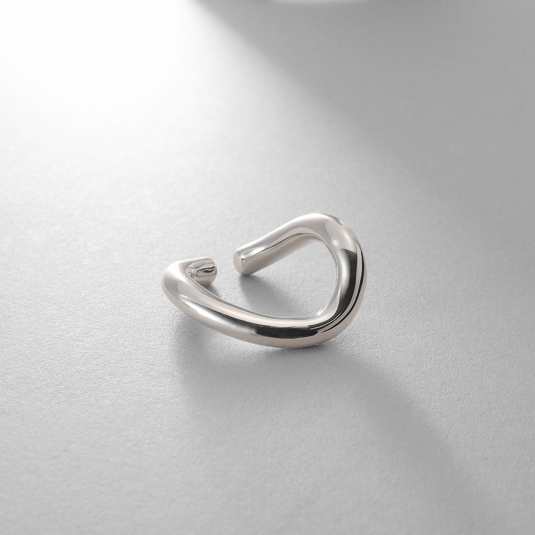 COCOSHNIK ONKITSCH「シルバー ボリュームSラインイヤーカフ」|イヤリング|