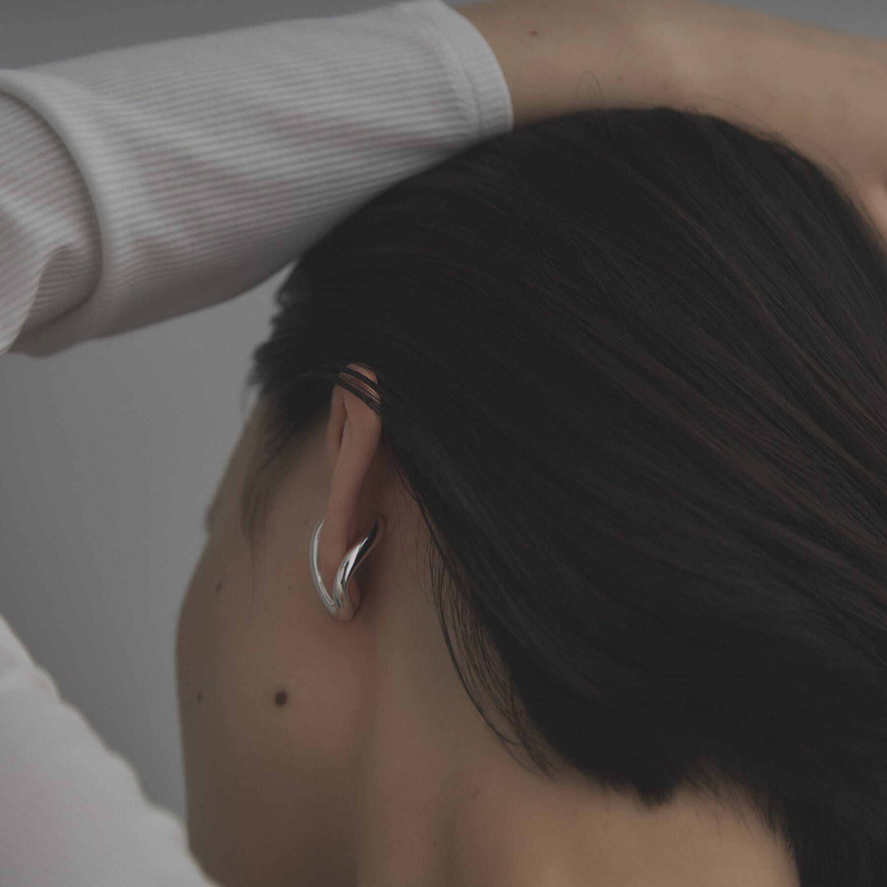 COCOSHNIK ONKITSCH「シルバー ボリュームSラインイヤーカフ」|イヤリング|