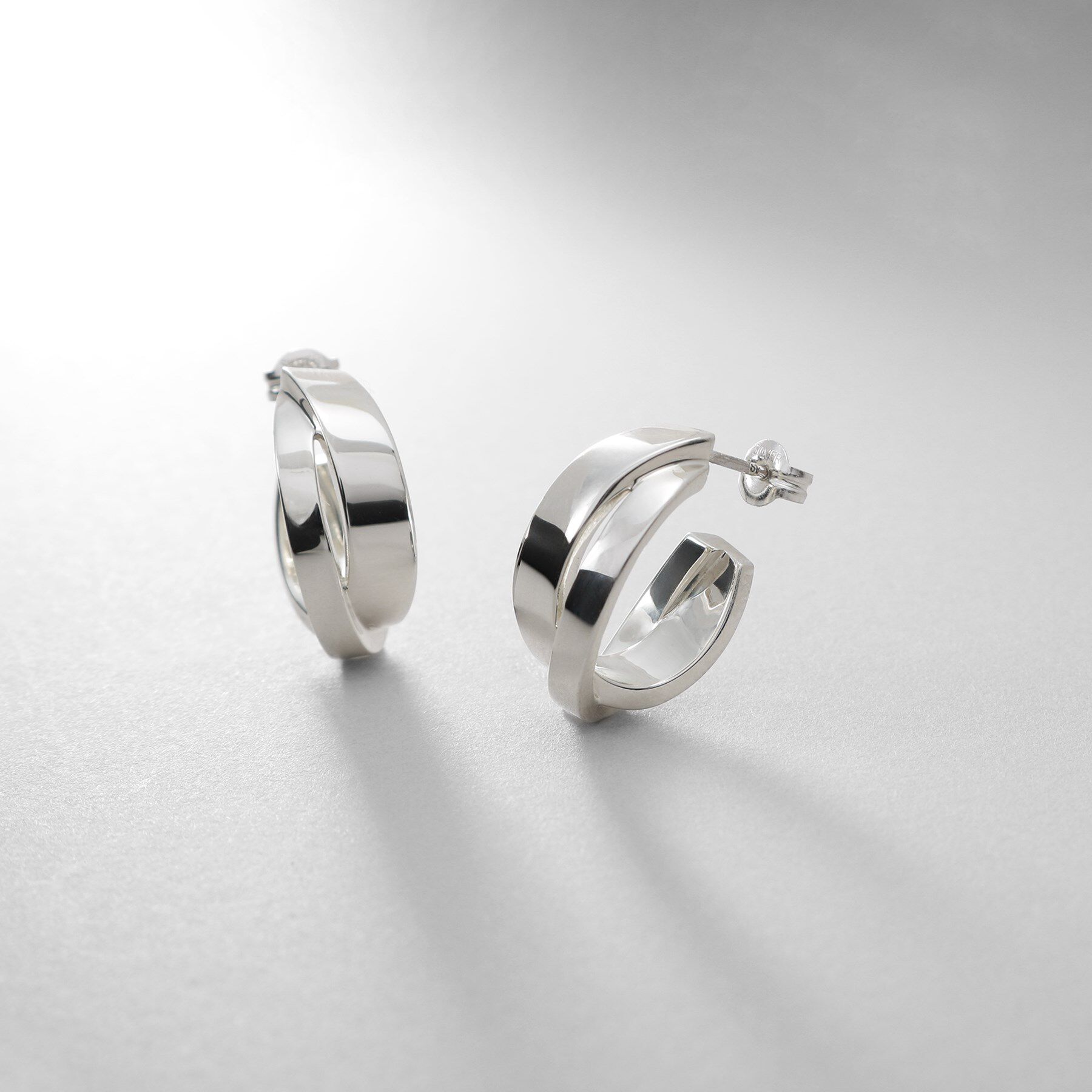 COCOSHNIK ONKITSCH「シルバー フラットオーバルクロスピアス」|ピアス|