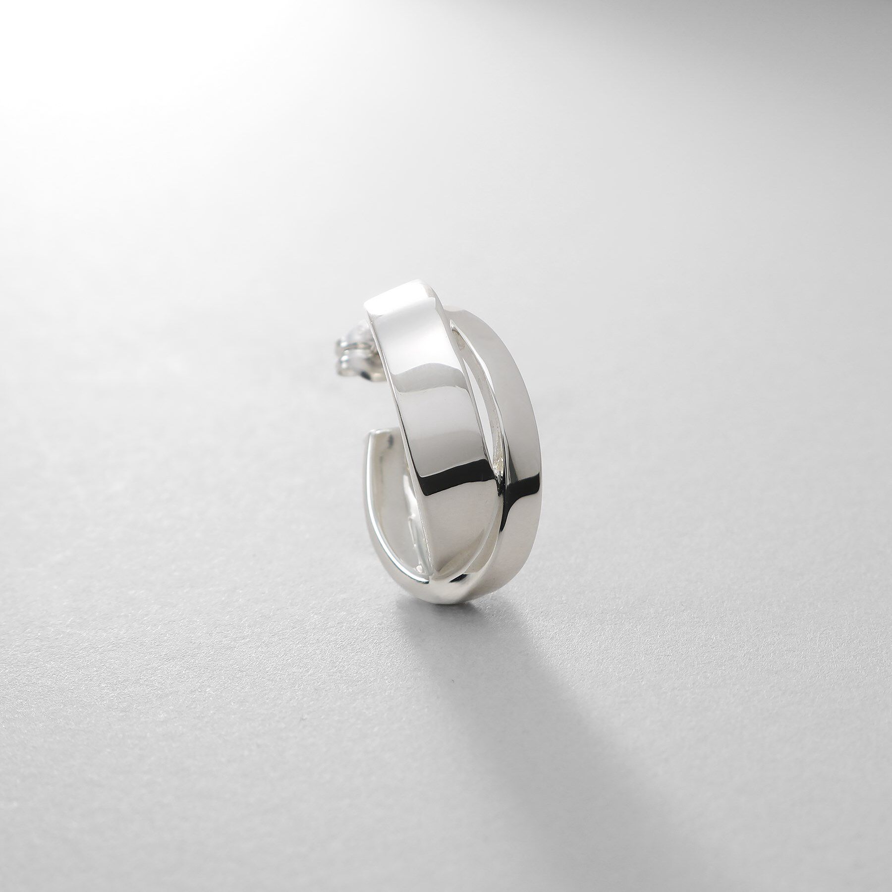 COCOSHNIK ONKITSCH「シルバー フラットオーバルクロスピアス」|ピアス|