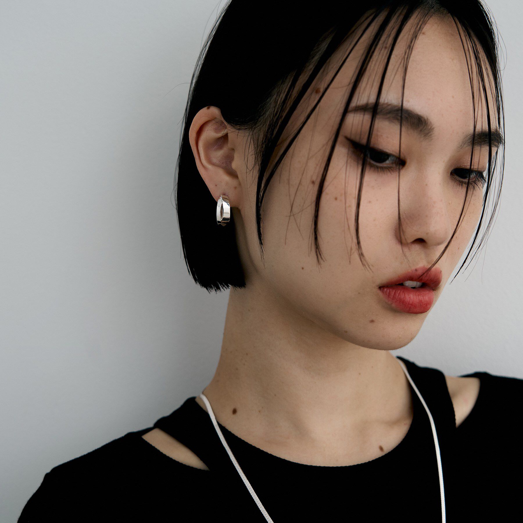 COCOSHNIK ONKITSCH「シルバー フラットオーバルクロスピアス」|ピアス|