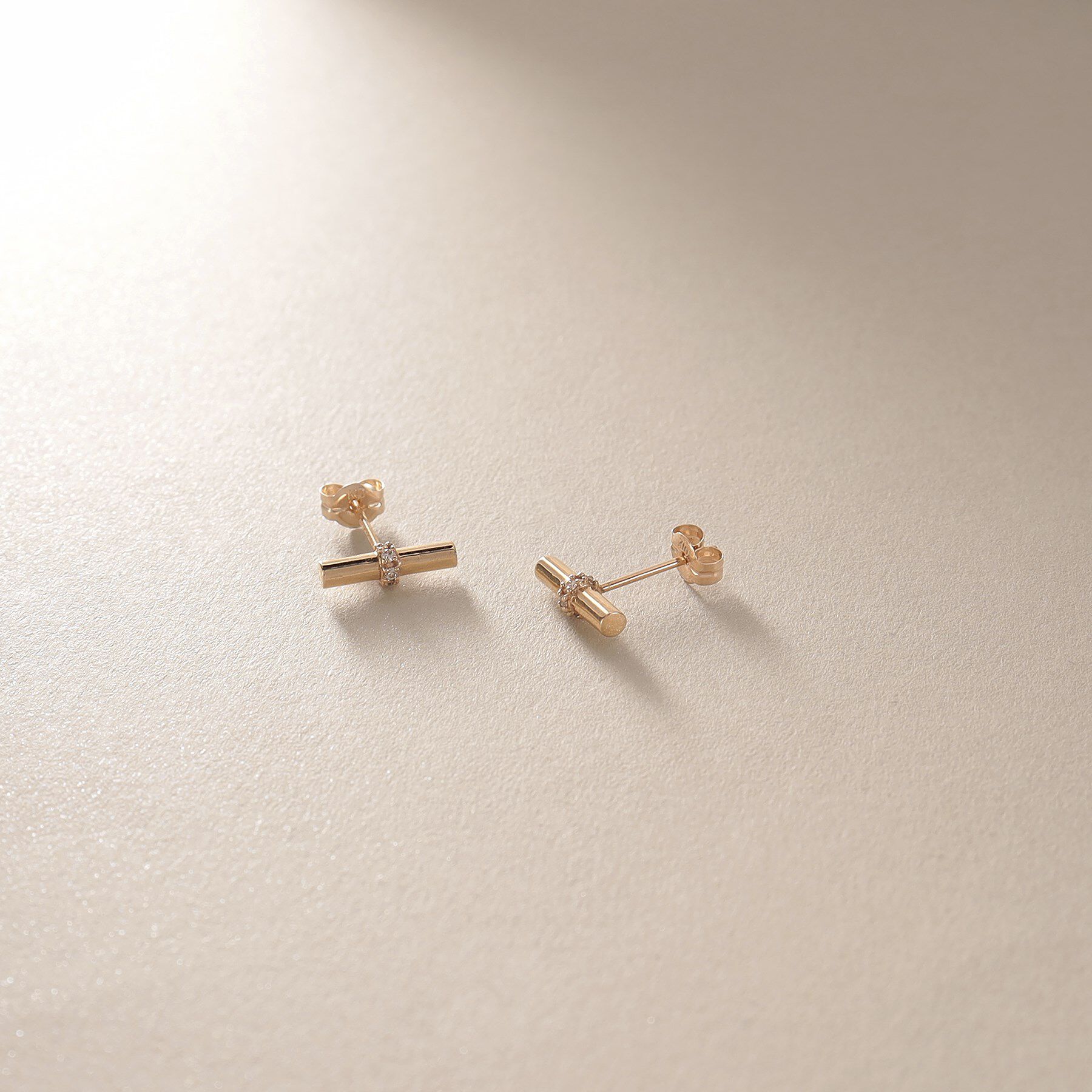 COCOSHNIK「K10ダイヤモンド マンテルモチーフ スタッドピアス」|ピアス|