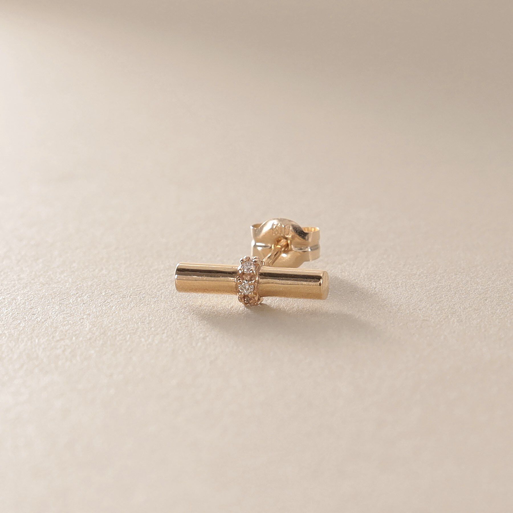 COCOSHNIK「K10ダイヤモンド マンテルモチーフ スタッドピアス」|ピアス|