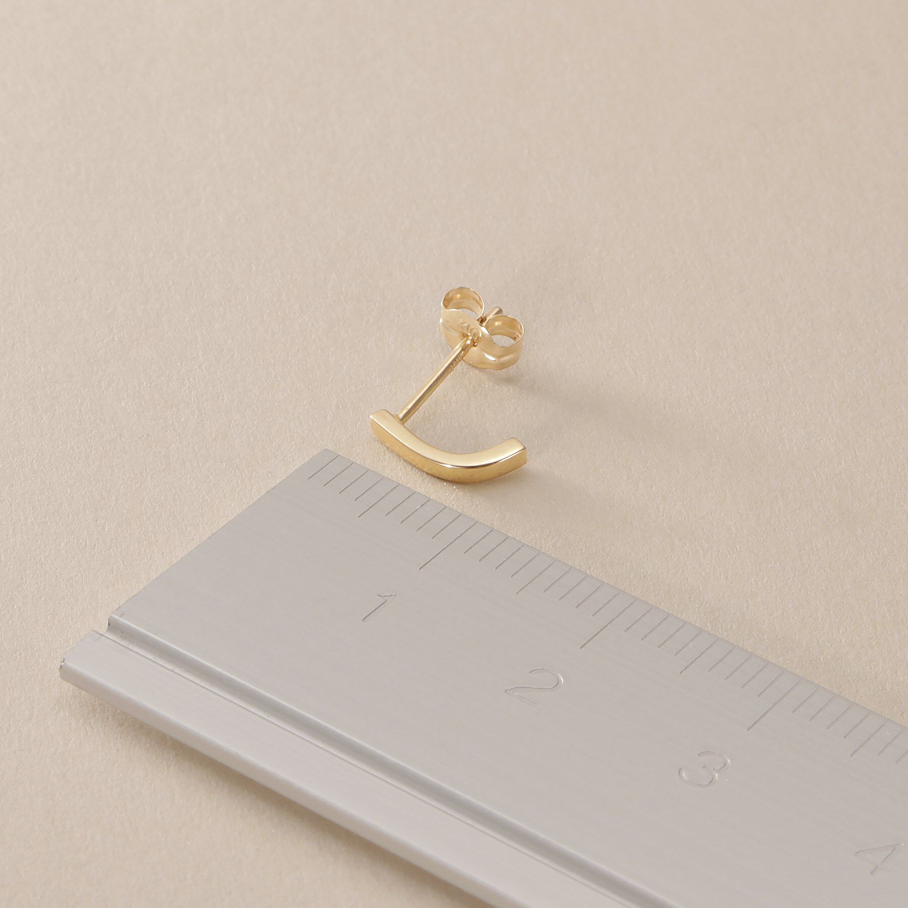 COCOSHNIK「K10カーブライン スタッドピアス」|ピアス|