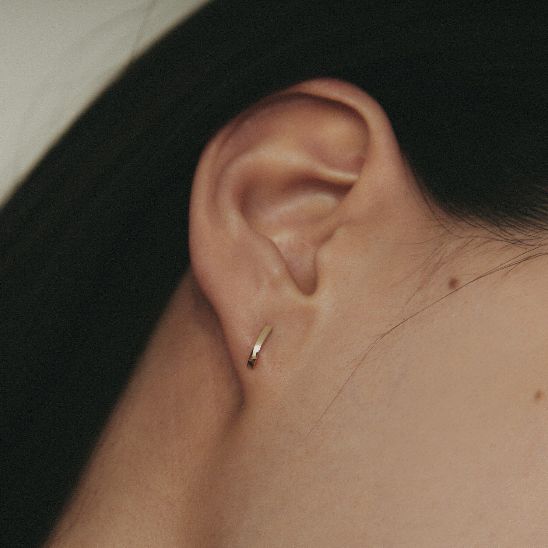 COCOSHNIK「K10カーブライン スタッドピアス」|ピアス|