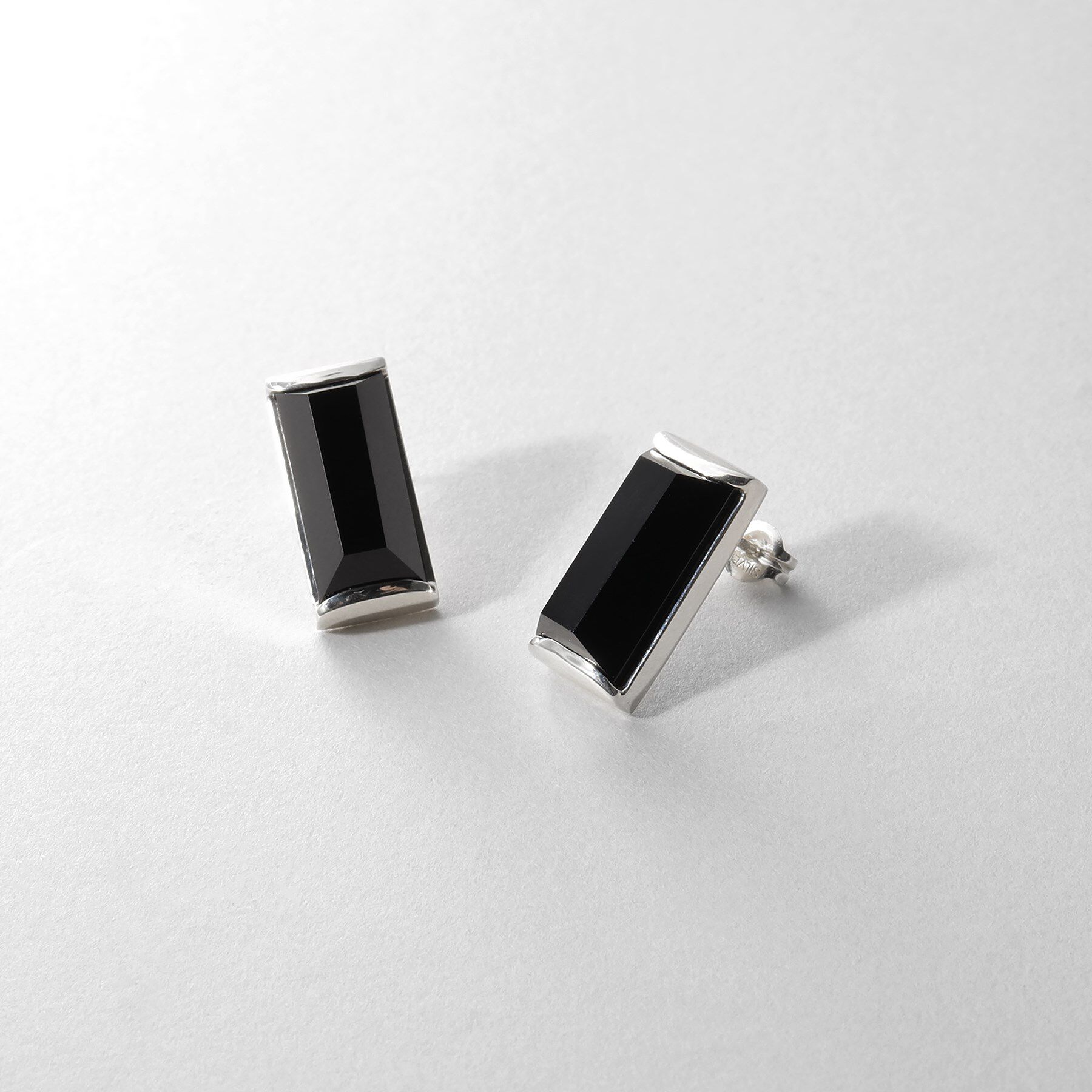 COCOSHNIK ONKITSCH「シルバー オニキス バケットカットスタッドピアス」|ピアス|