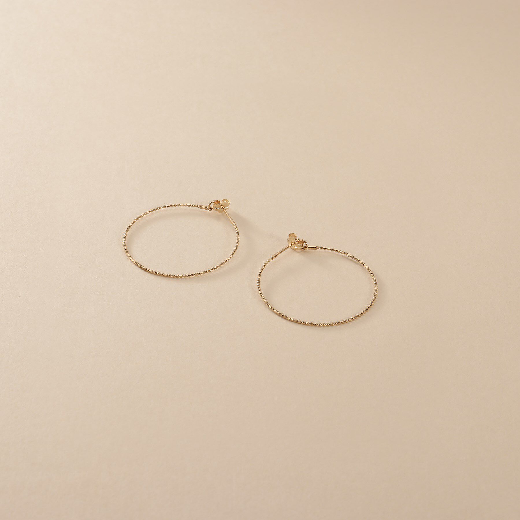 COCOSHNIK ONKITSCH「K10カットボールフープピアス」|ピアス|クリスタル/透明(1