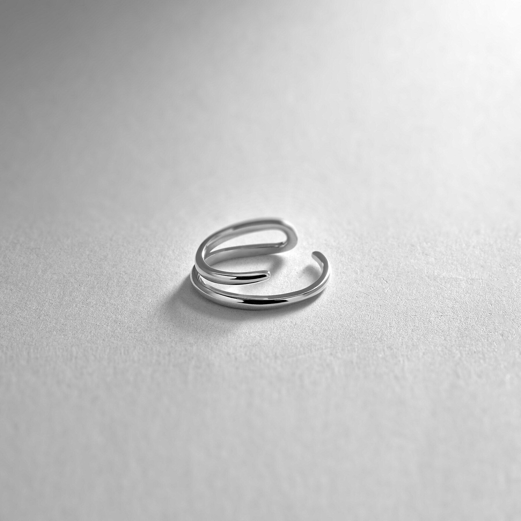 COCOSHNIK「シルバー ダブルフープ月甲 イヤーカフ」|イヤリング|