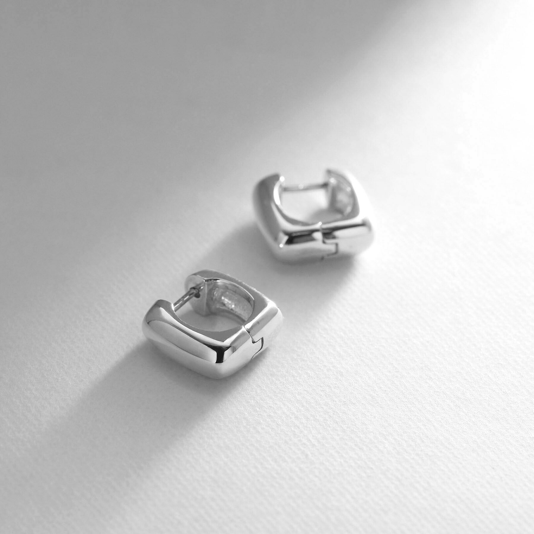 COCOSHNIK ONKITSCH「シルバー ハギーフープ スクエアピアス」|ピアス|