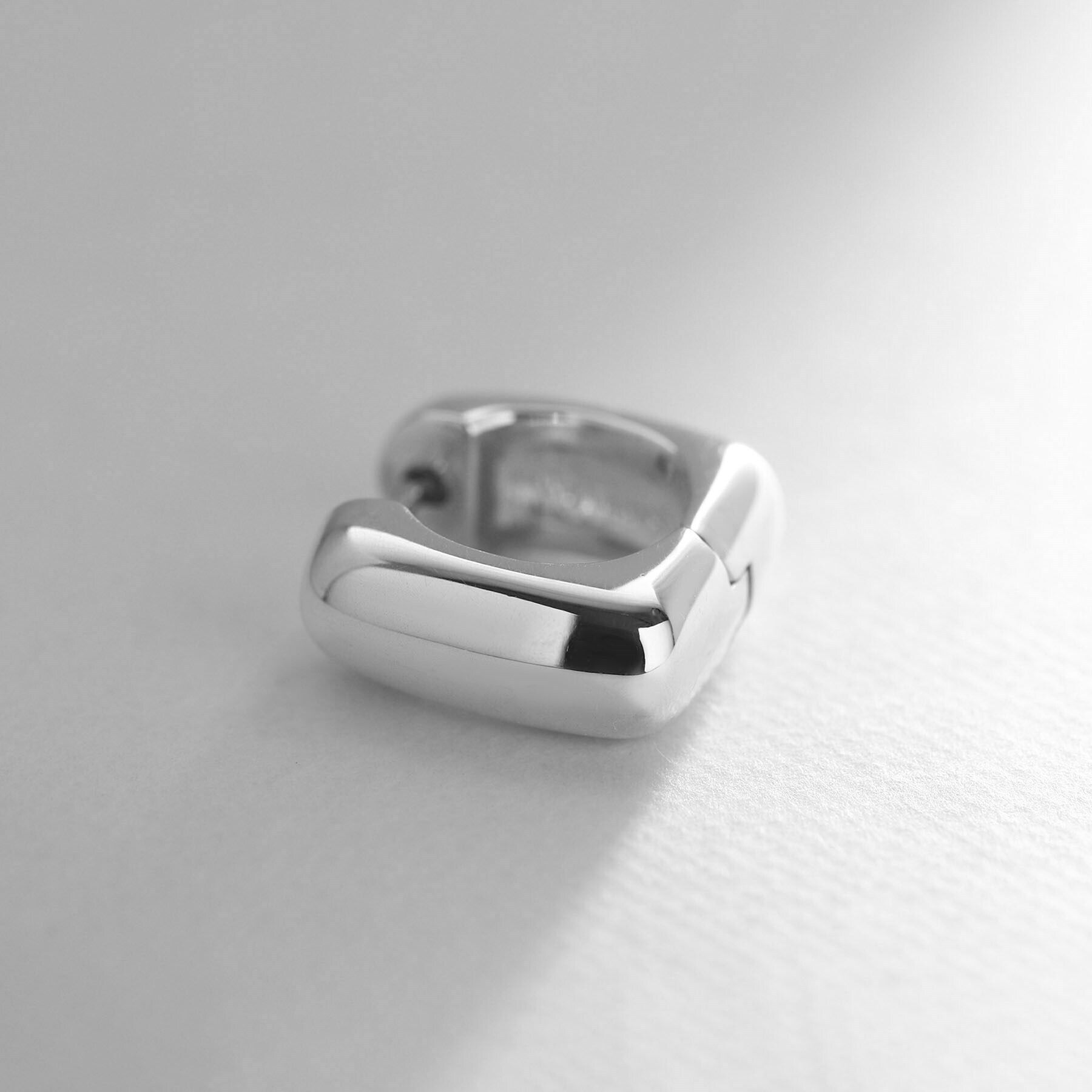 COCOSHNIK ONKITSCH「シルバー ハギーフープ スクエアピアス」|ピアス|