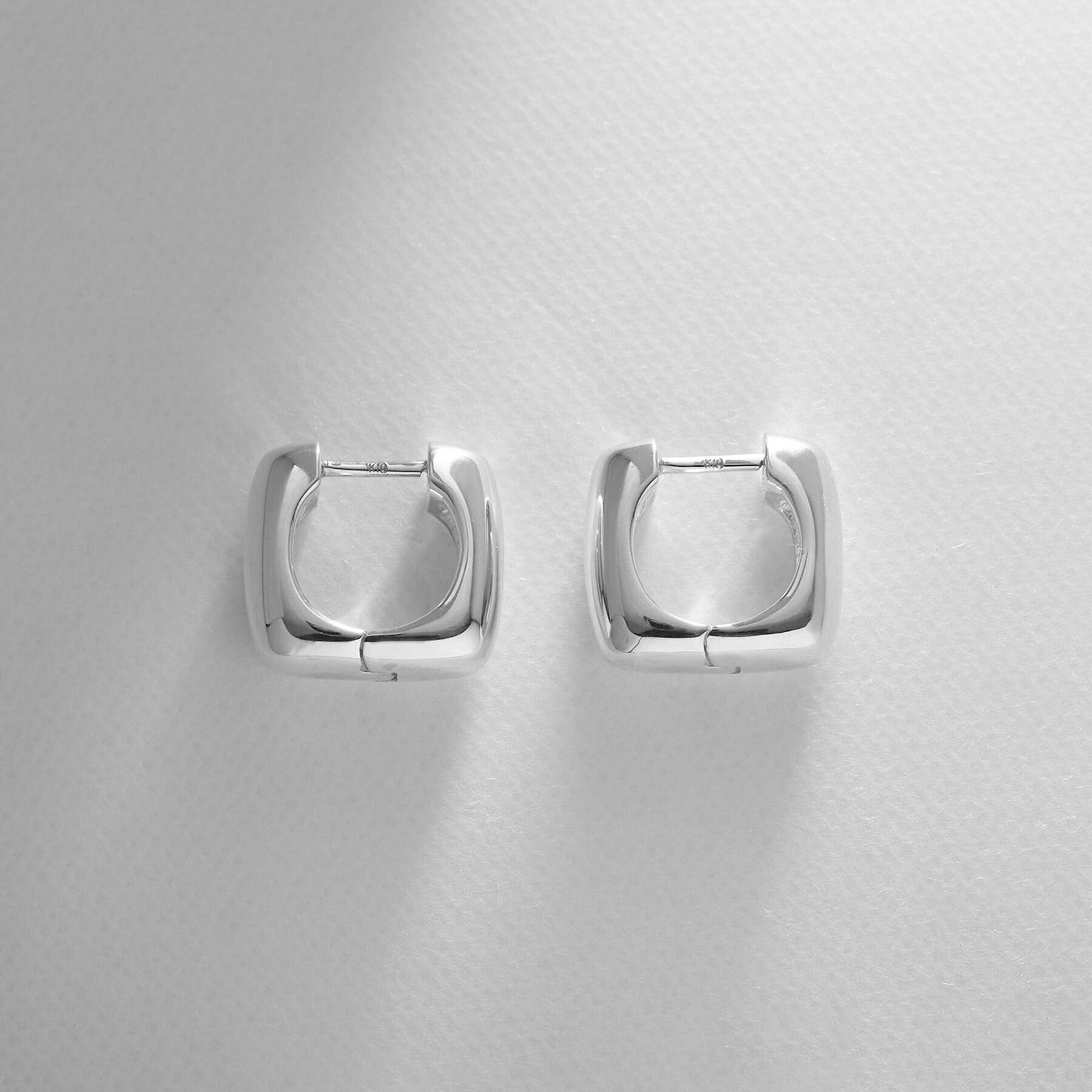 COCOSHNIK ONKITSCH「シルバー ハギーフープ スクエアピアス」|ピアス|