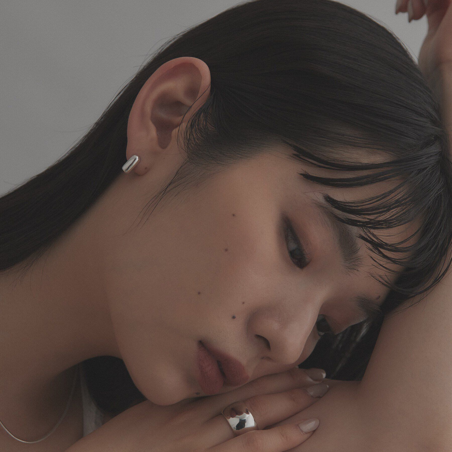 COCOSHNIK ONKITSCH「シルバー ハギーフープ スクエアピアス」|ピアス|