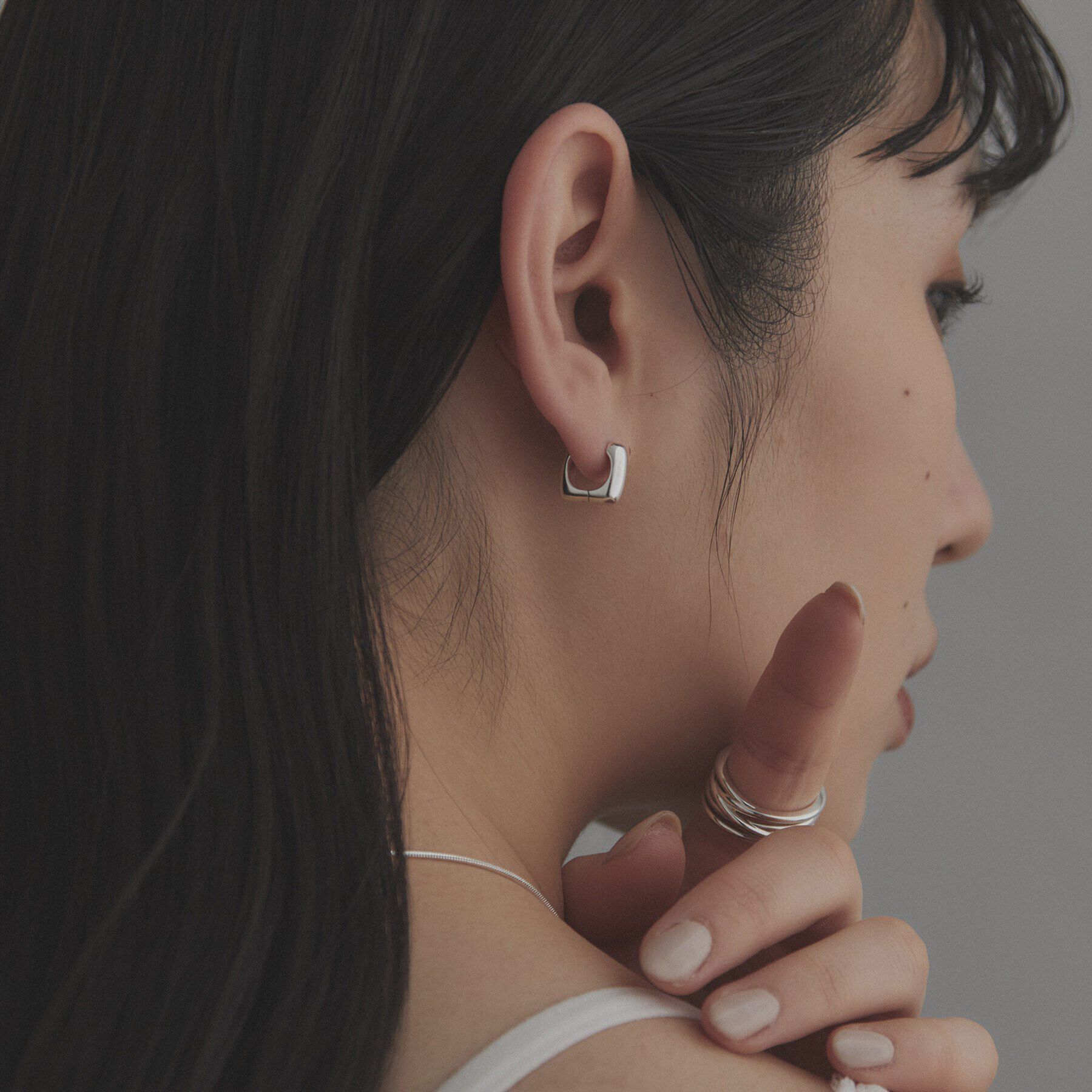 COCOSHNIK ONKITSCH「シルバー ハギーフープ スクエアピアス」|ピアス|