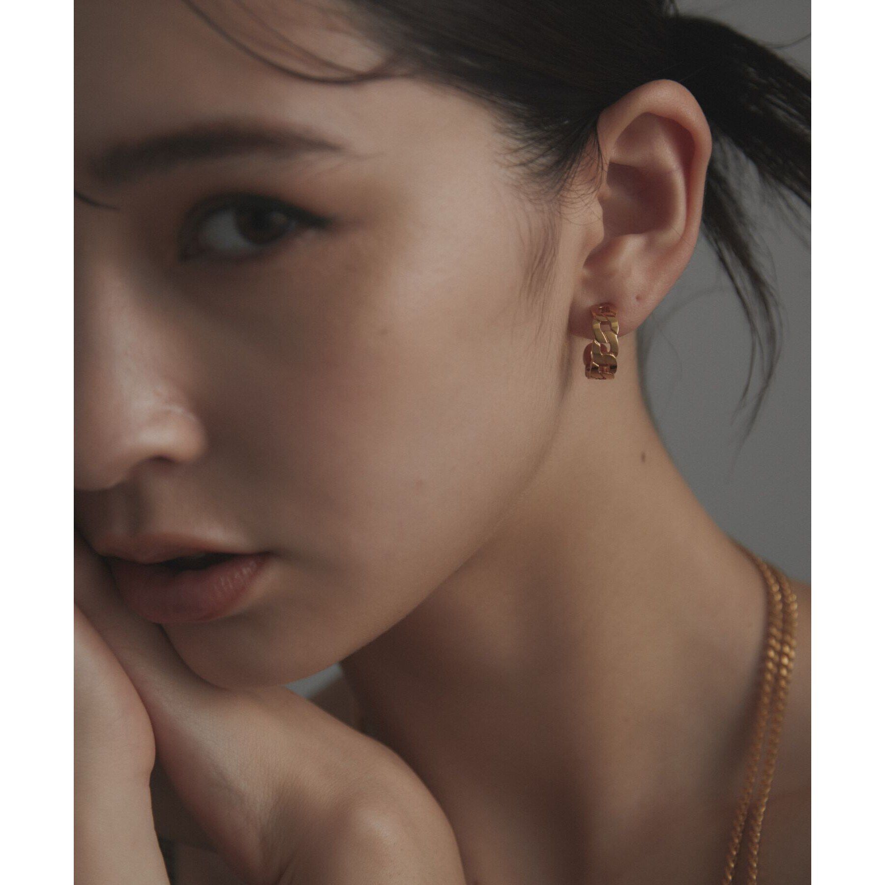 COCOSHNIK ONKITSCH「シルバー フラットカーブチェーンモチーフピアス GP」|ピアス|