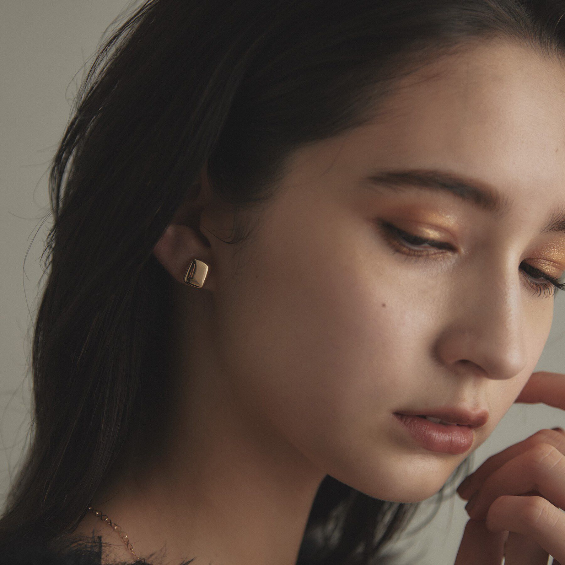 COCOSHNIK「K10中空クッションシェイプ スタッドピアス大」|ピアス|