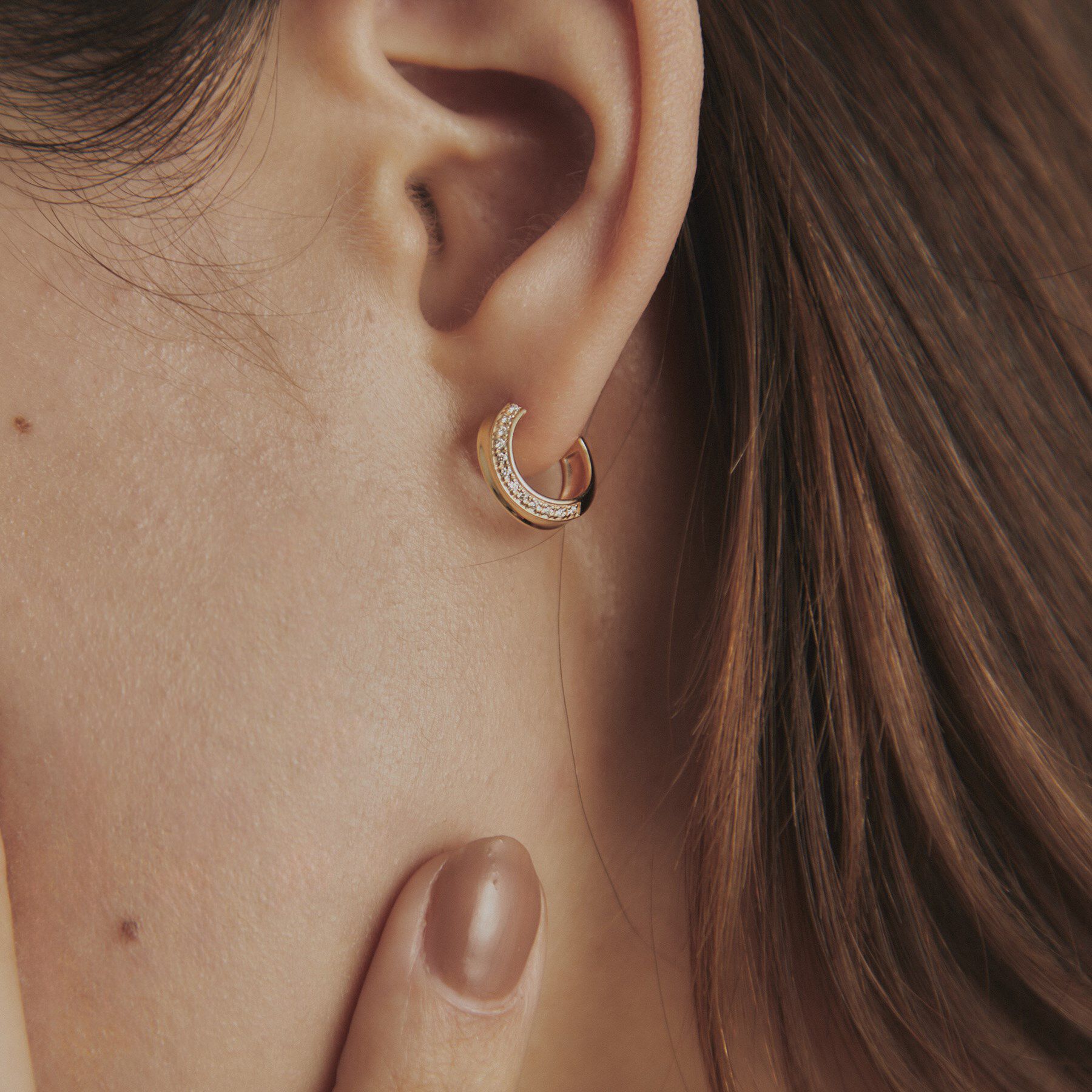 COCOSHNIK「K10ダイヤモンド 逆アールフープ スタッドピアス」|ピアス|