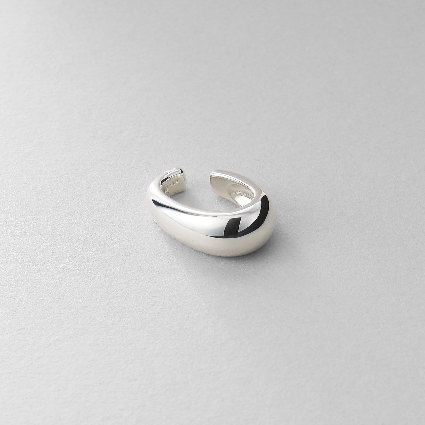 COCOSHNIK ONKITSCH「シルバー オーバルイヤカフ」|イヤリング|