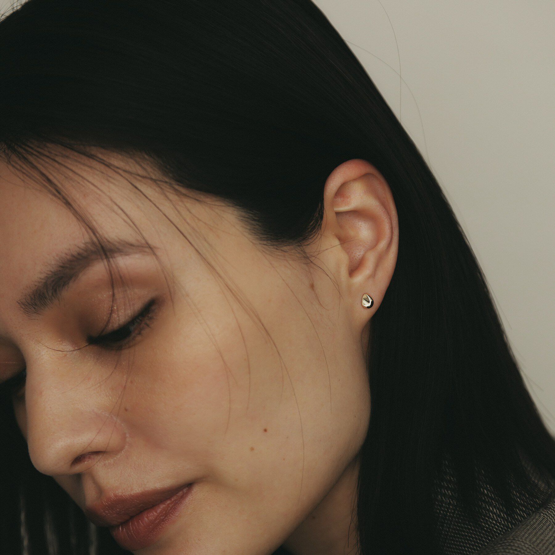 COCOSHNIK「K10【サステナブル】ペアシェイプ スタッドピアス」|ピアス|