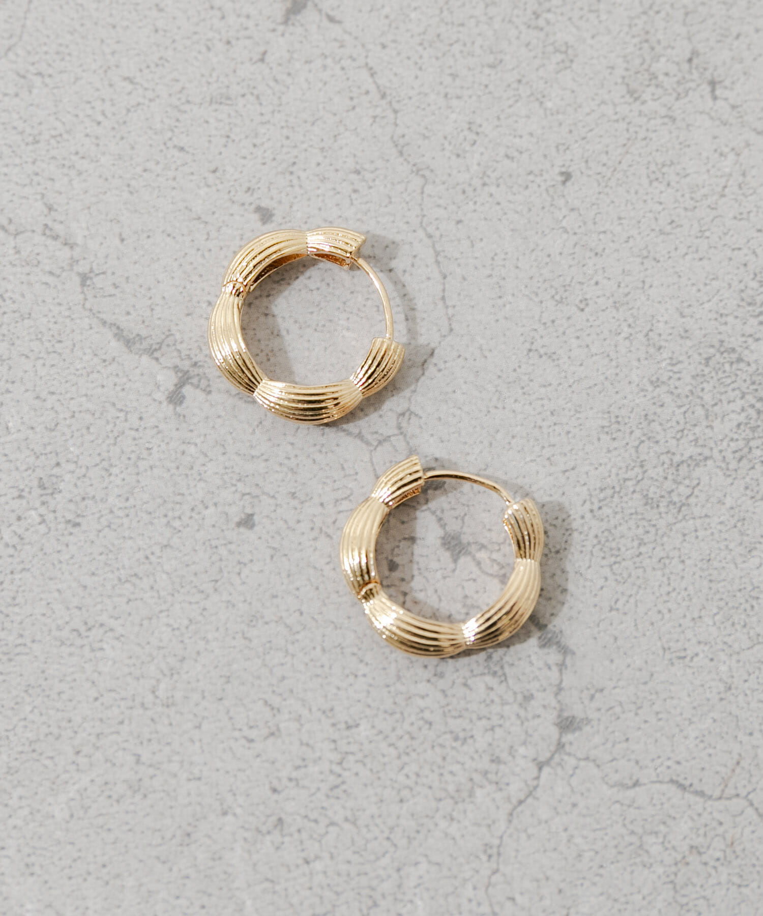 SMELLY「メタルラインデザインフープワンタッチピアス」|ピアス|