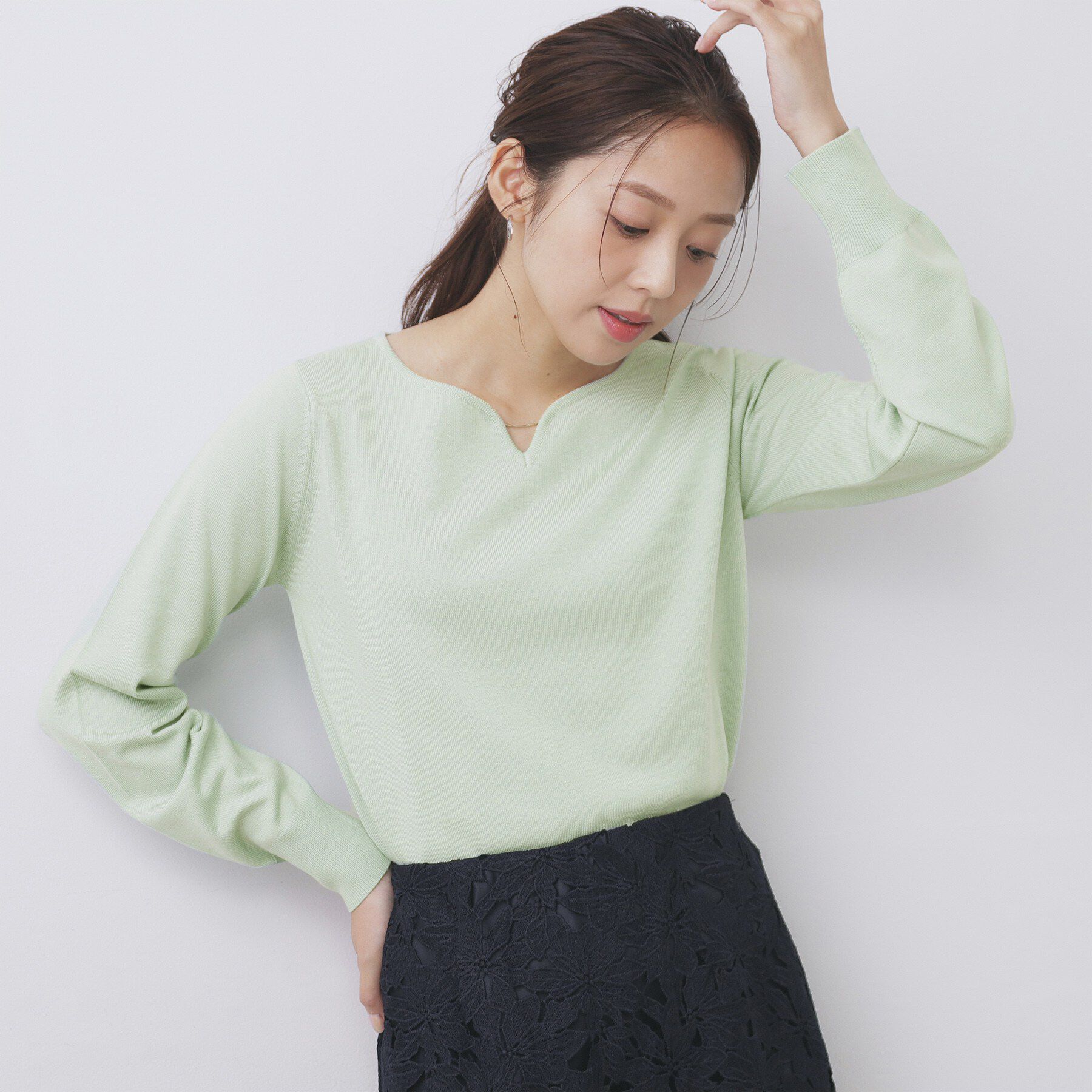 index「ゴールドパーツ付きハートネックニット【洗濯機OK】」|ニット・セーター|