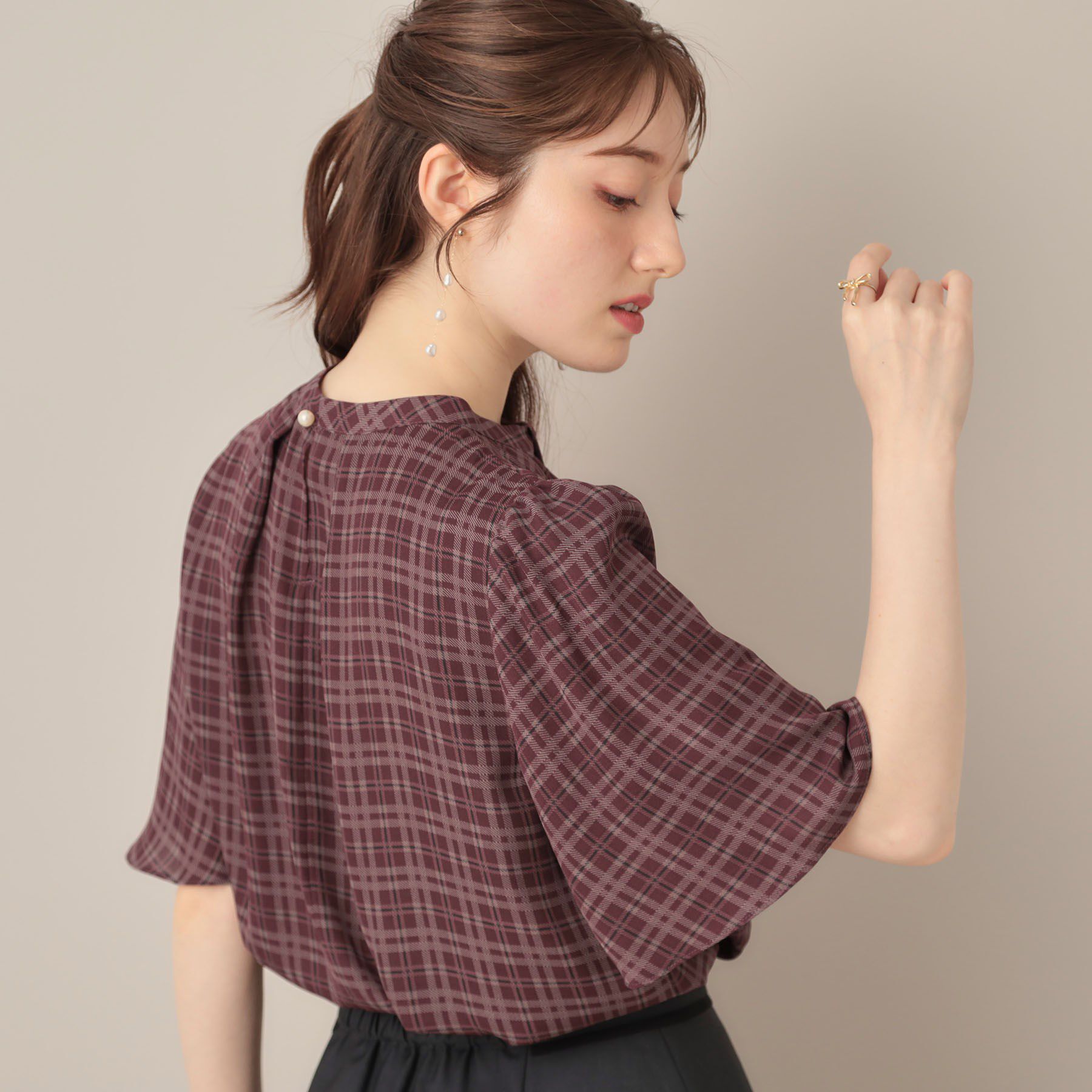 Couture broach「【着映え・5分袖・通勤】パール調タイチェックプリントブラウス」|シャツ・ブラウス|