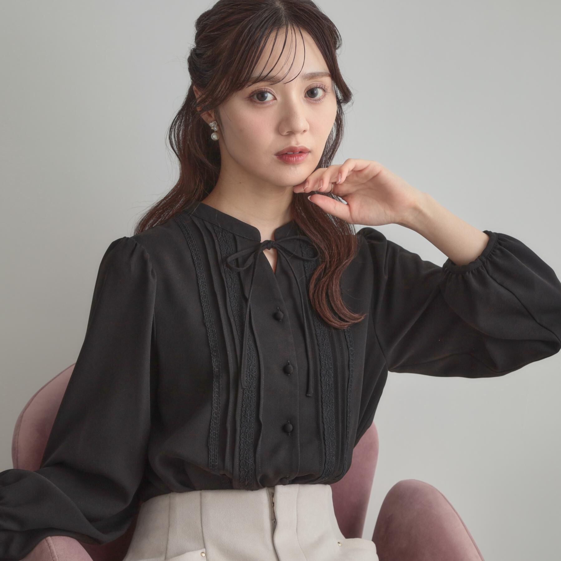 Couture broach「【大人可愛い・通勤】ピンタックレースブラウス」|シャツ・ブラウス|ブラック(019)