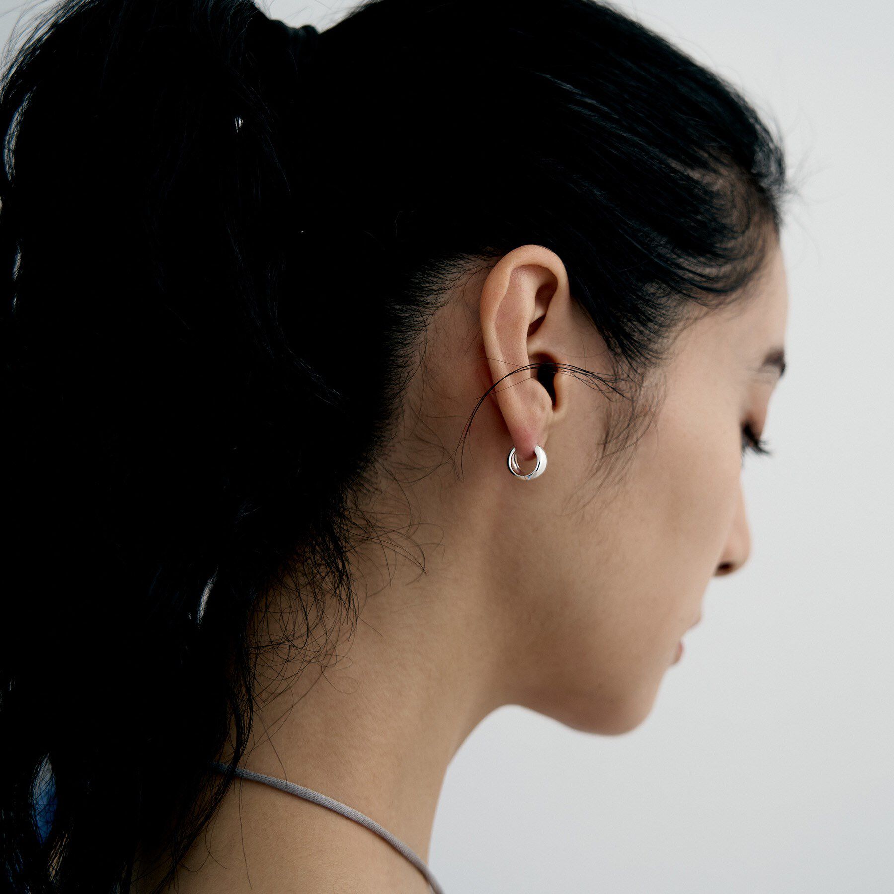 COCOSHNIK ONKITSCH「シルバー ハギーフープ ポインテッドワイドピアス」|ピアス|