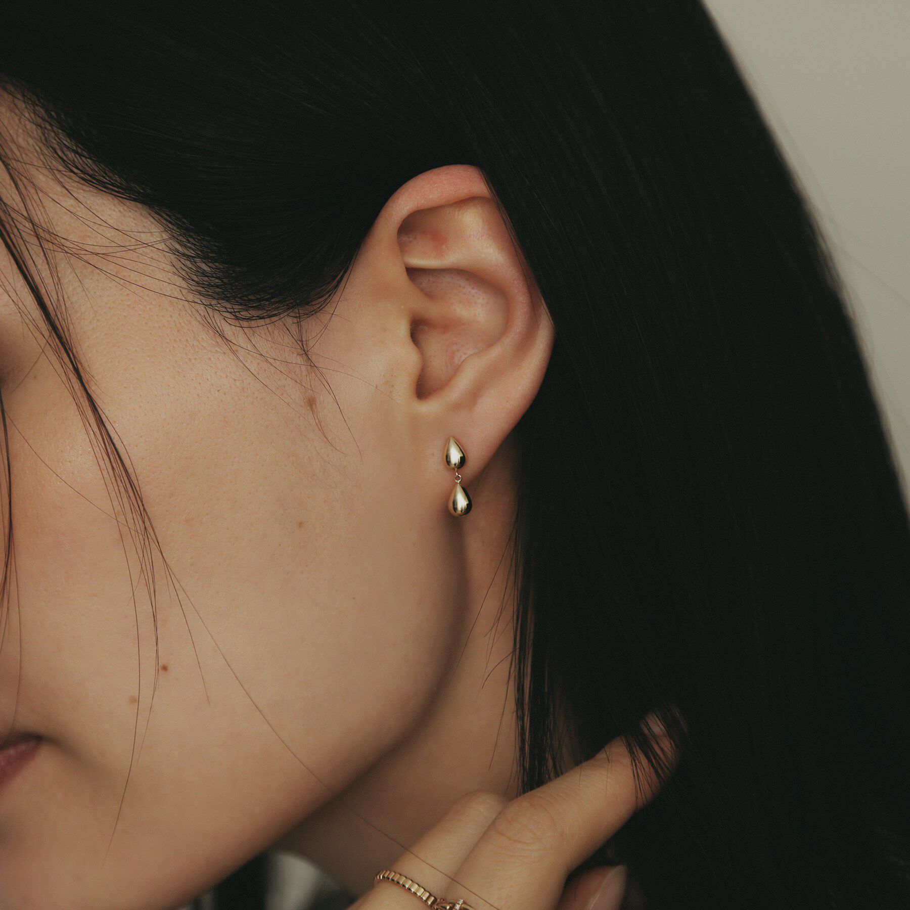 COCOSHNIK「K10中空ペアシェイプ連続 スタッドピアス小」|ピアス|