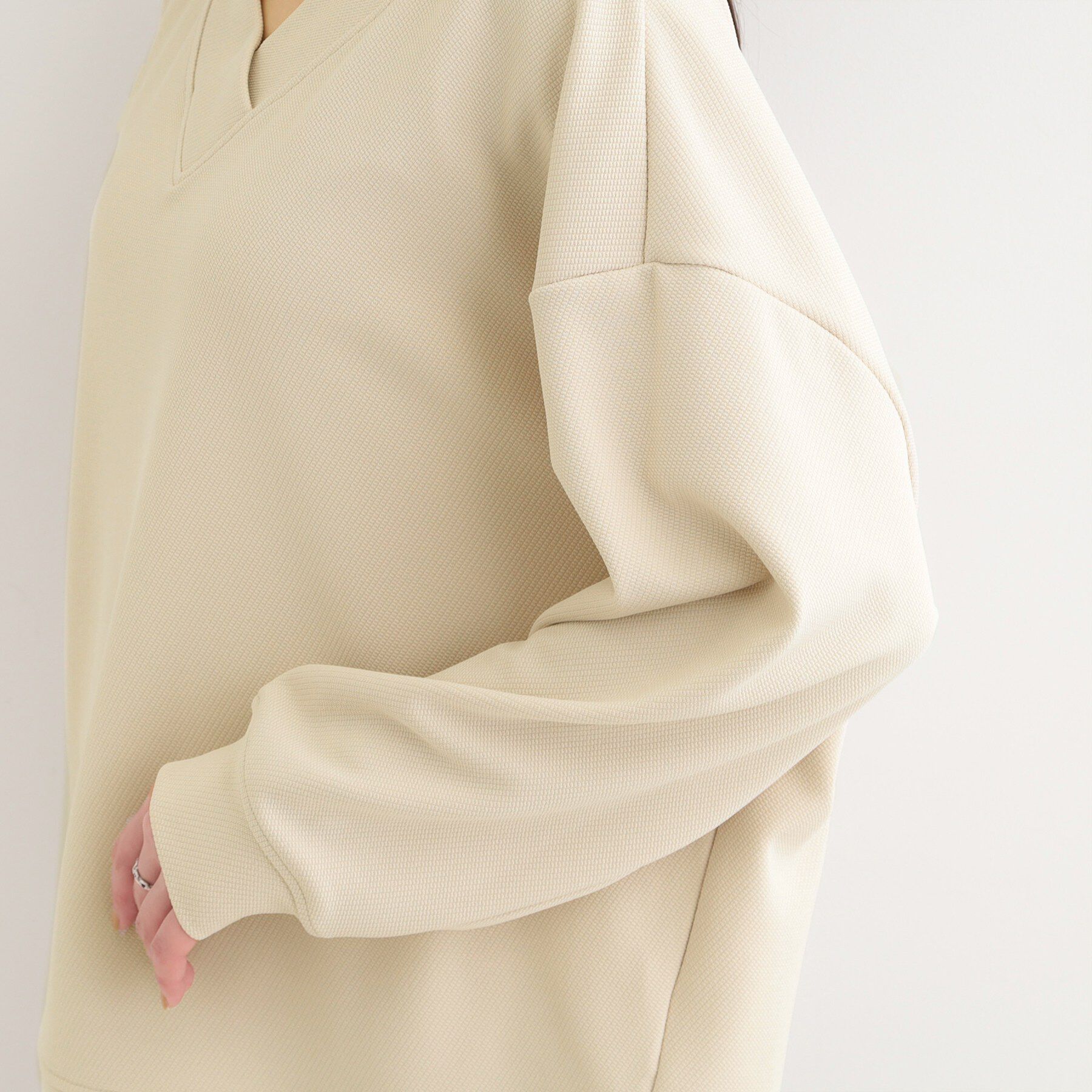 SHOO･LA･RUE「カットツイルVネックトップス」|Tシャツ・カットソー|