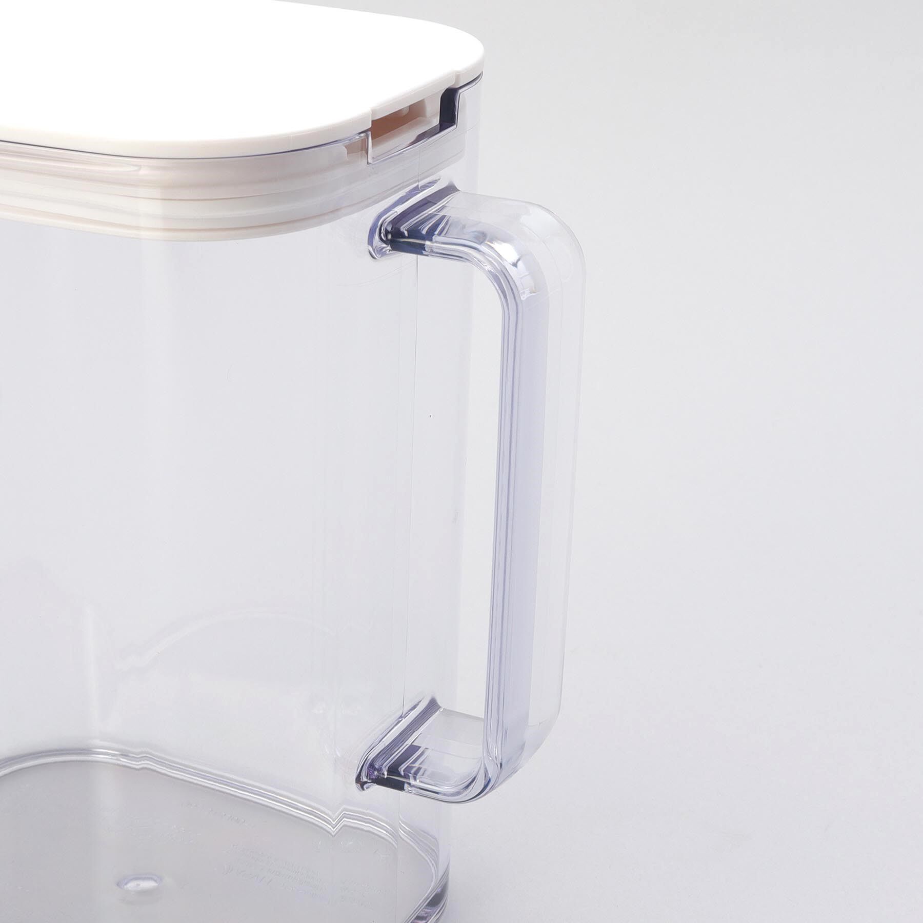 212 KITCHEN STORE「棚に収まる冷水筒 1.2L WH」|グラス・マグカップ|