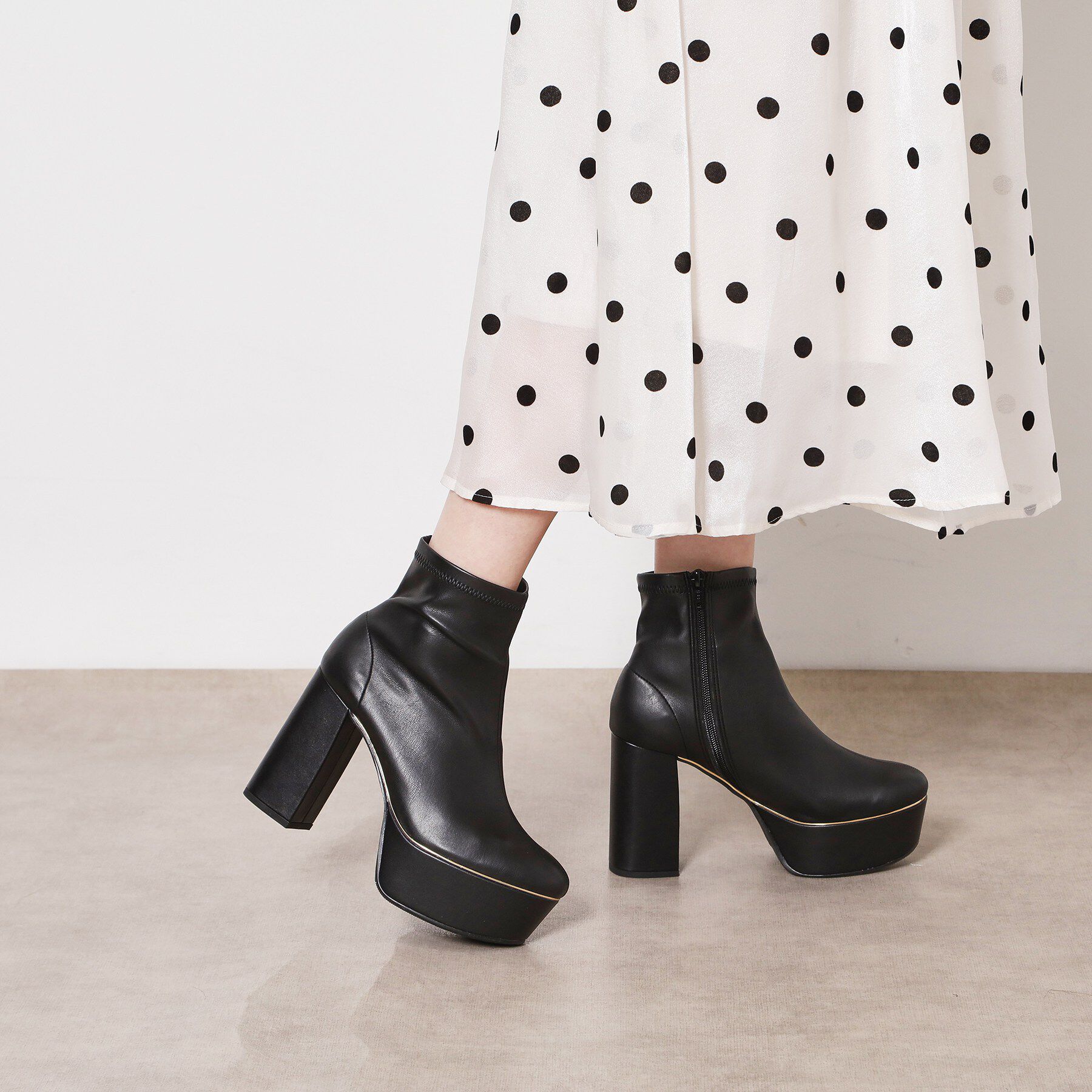 ESPERANZA「【ラク盛り／ショートブーツ】リピーター続出／脚長美脚 ゴールドライン厚底ショートブーツ」|ショートブーツ|ブラック(019)