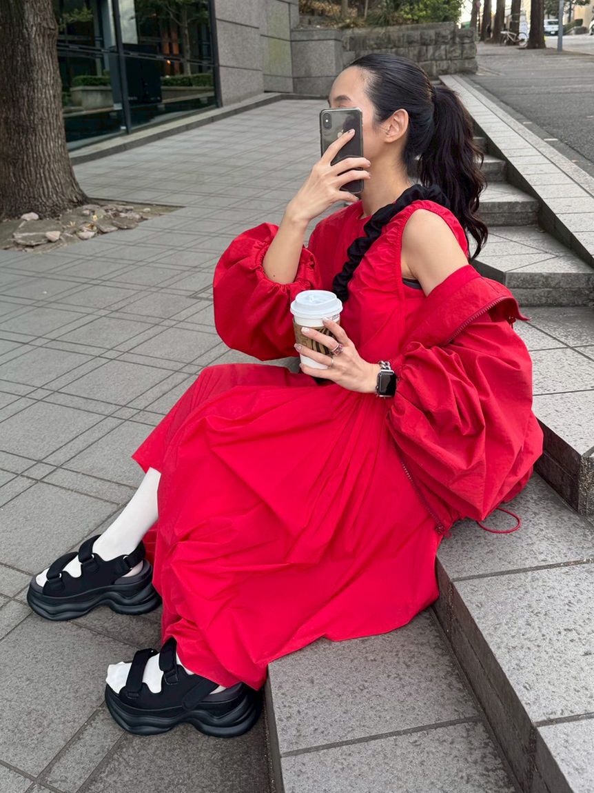 emmi atelier「ギャザーフォルムナイロンワンピース」|ワンピース|