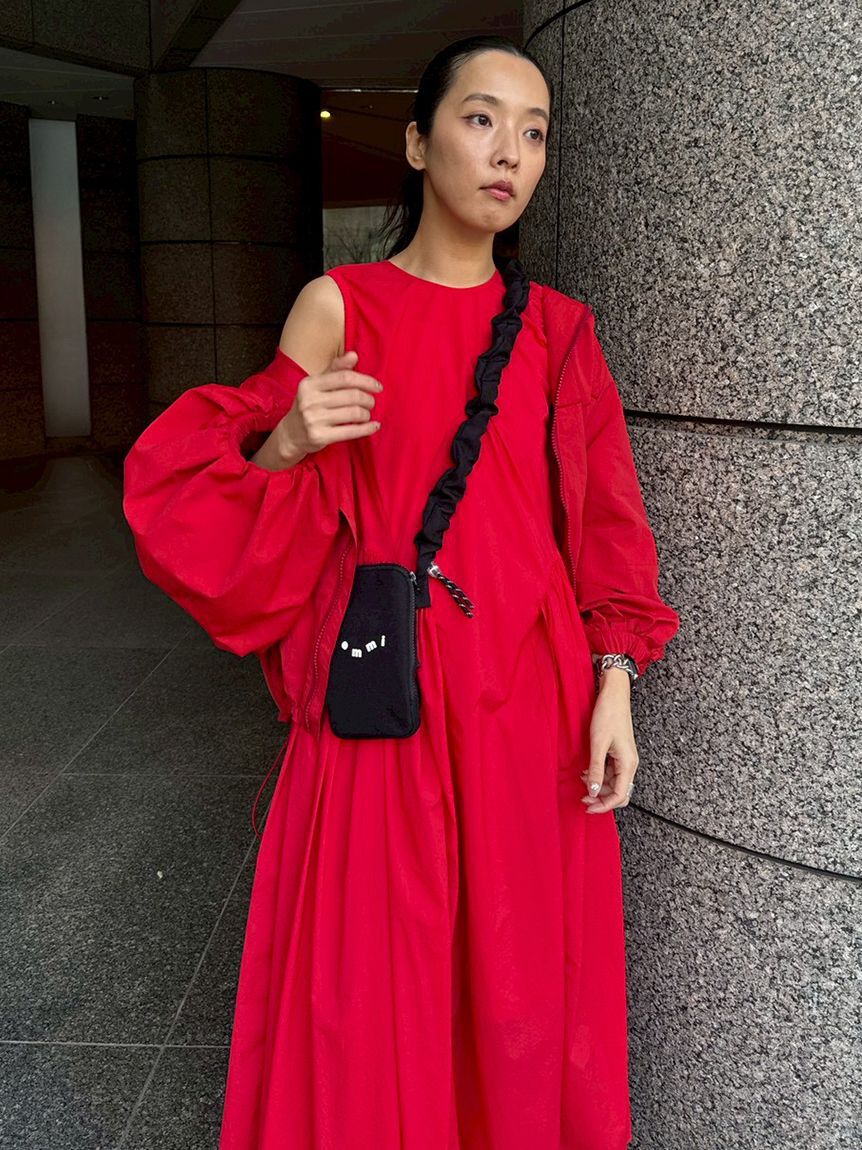 emmi atelier「ギャザーフォルムナイロンワンピース」|ワンピース|