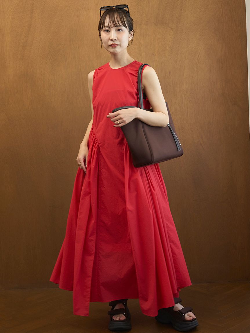 emmi atelier「ギャザーフォルムナイロンワンピース」|ワンピース|RED