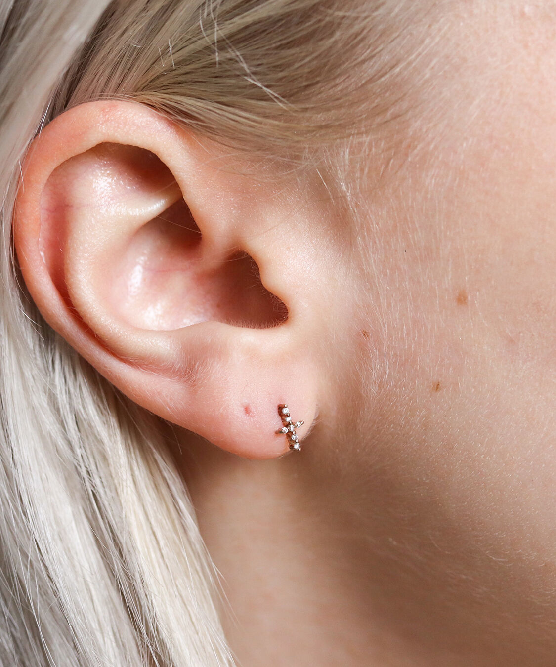  「ダイヤモンド クロス ピアス | K10YG 〈世界最小〉」|ピアス|