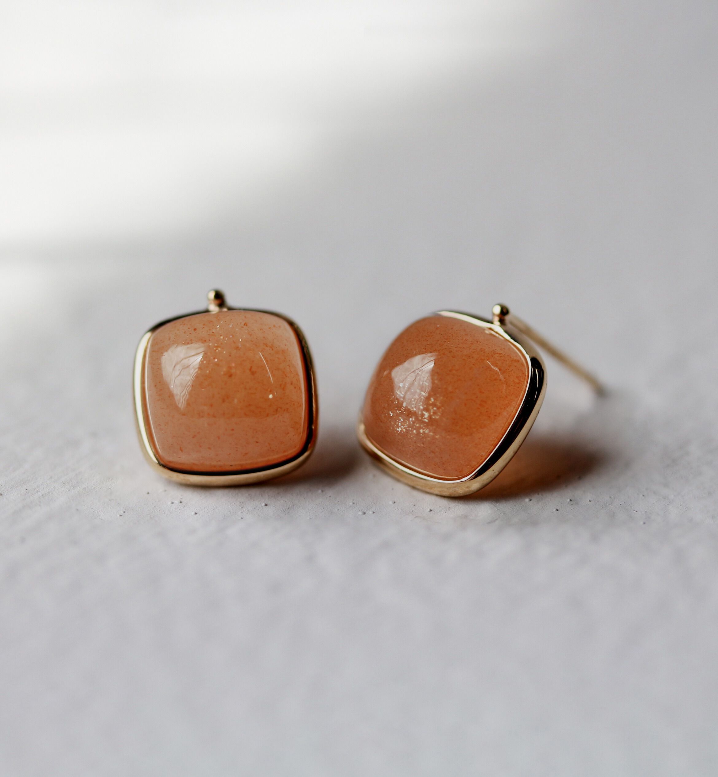  「カラーストーン カボション ピアス | K10YG」|ピアス|オレンジ