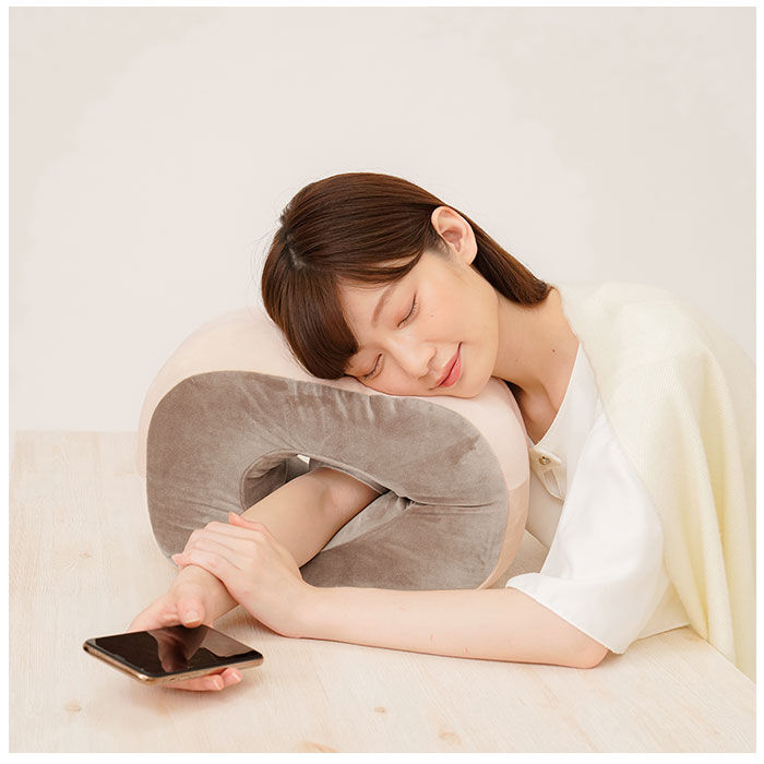 BACKYARD FAMILY「デスクワーク 昼寝 クッション 通販 もっちり顔すっぽりクッション お昼寝枕 枕」|その他|