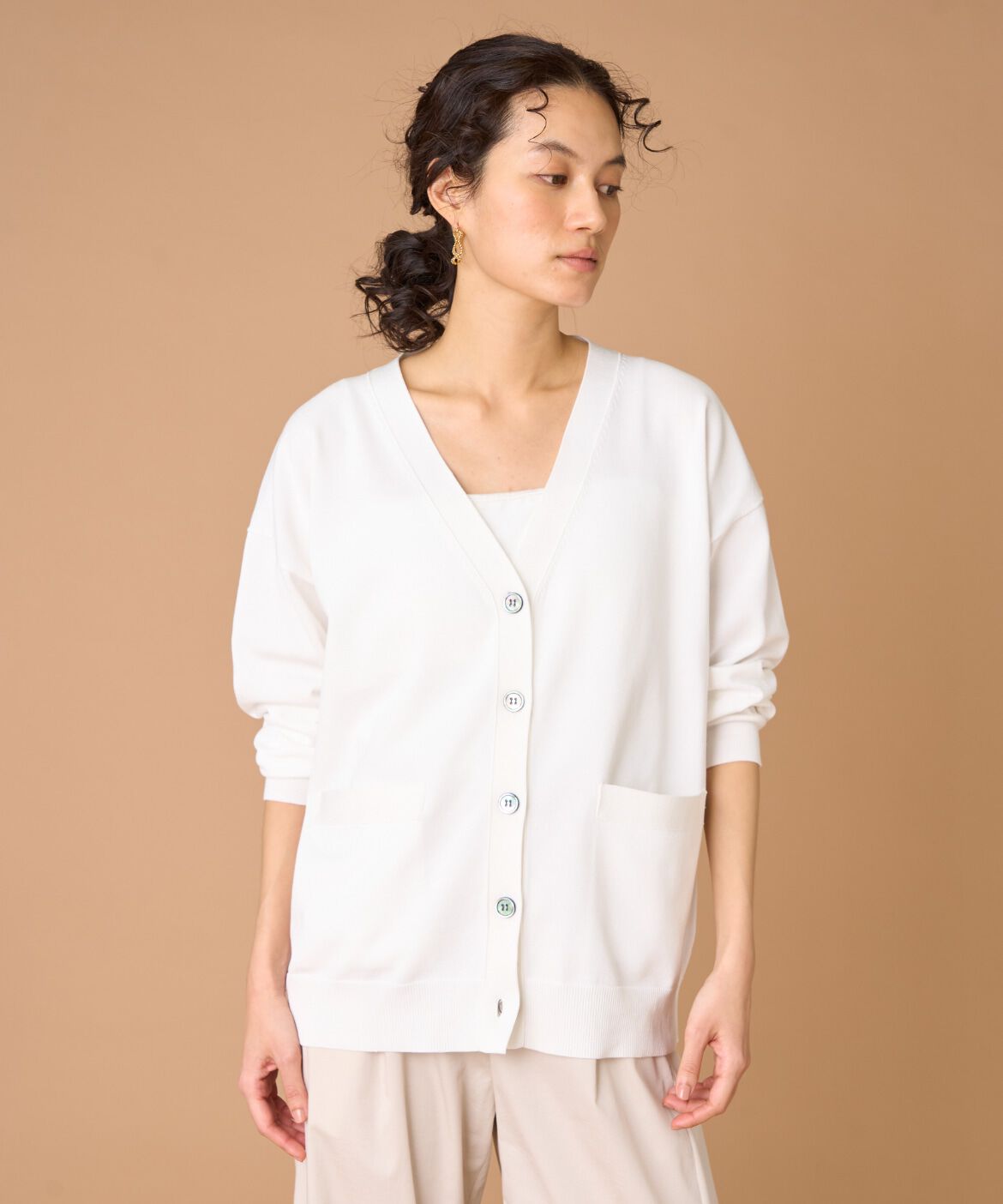 INED「Vネックカーディガン」|カーディガン|オフホワイト1