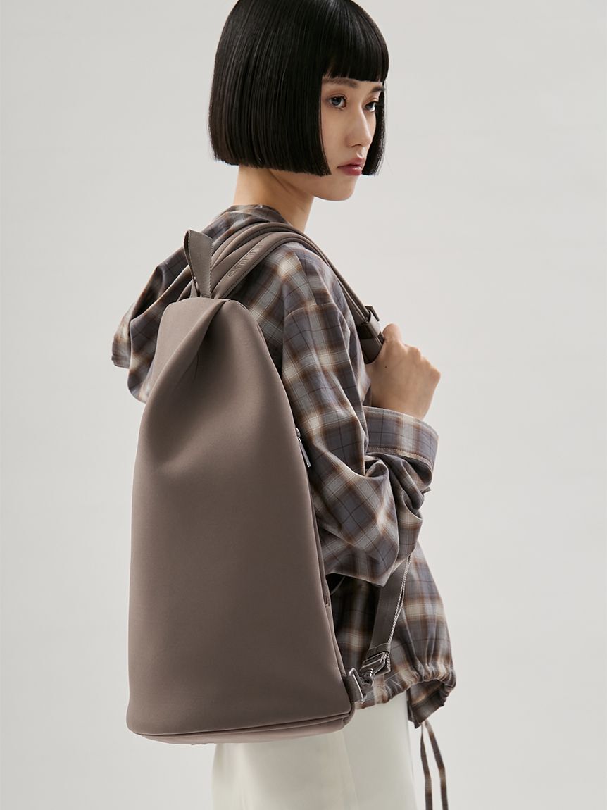 emmi atelier「ネオプレーン2wayボディバックパック」|リュック|
