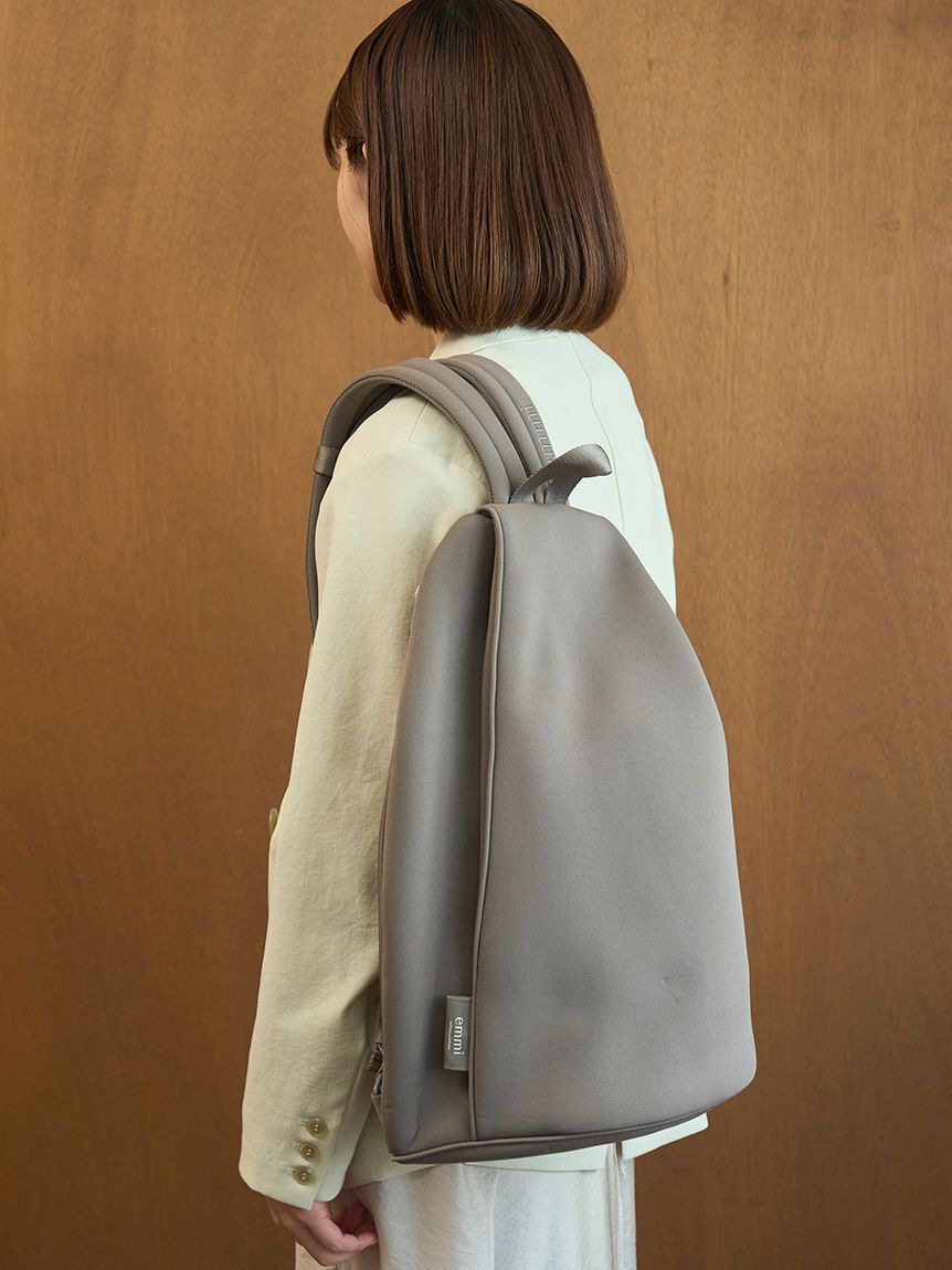 emmi atelier「ネオプレーン2wayボディバックパック」|リュック|