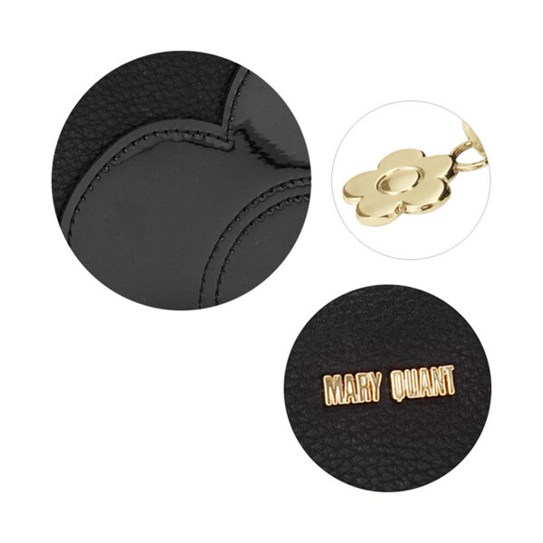  「マリークヮント シュリンクデイジーパッチ ラウンドポーチL ブラック 本体 (H13&times;W18&times;D6cm)」|コスメ雑貨|