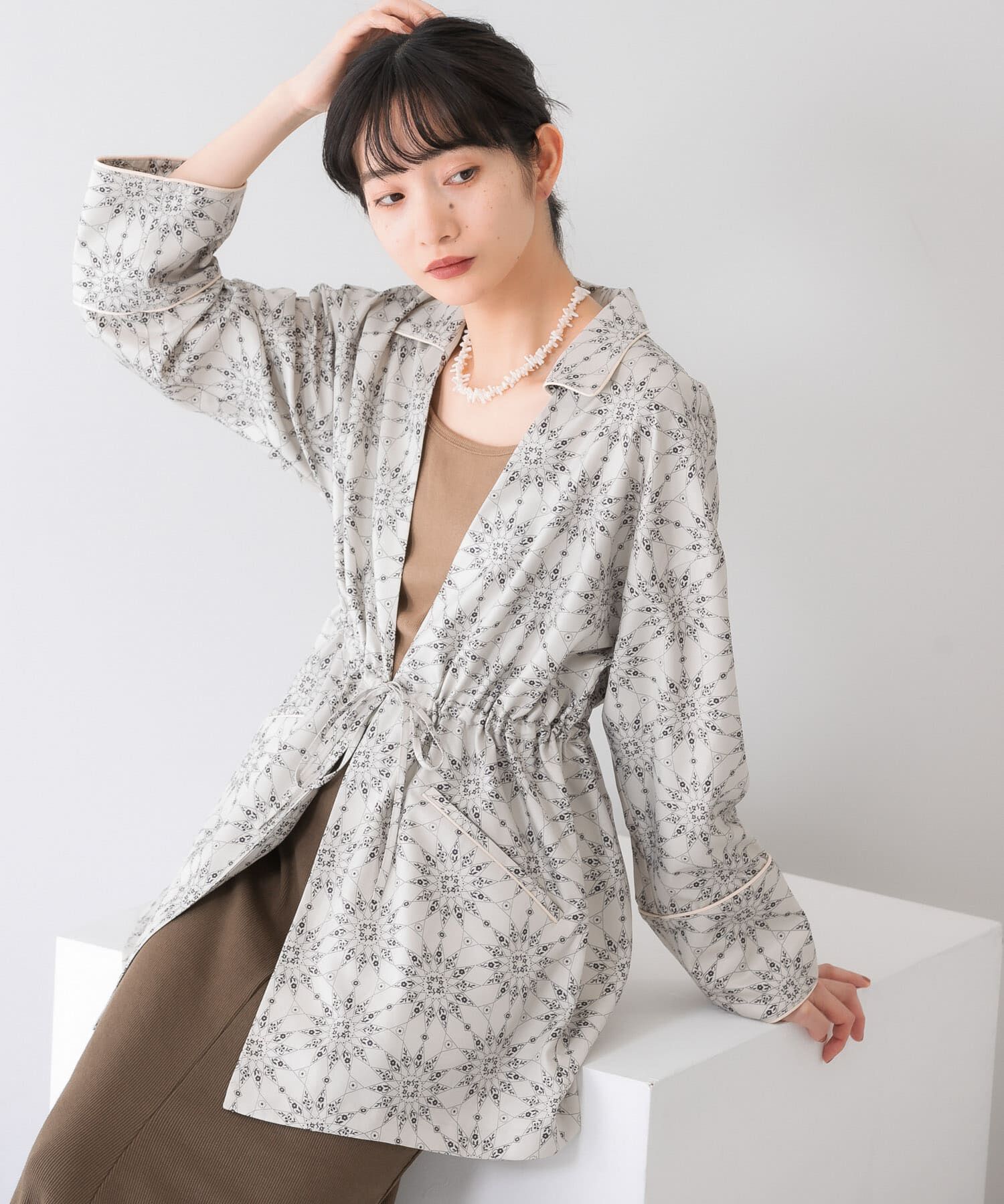  「ドロストプリントガウン」|ノーカラーコート|ベージュ