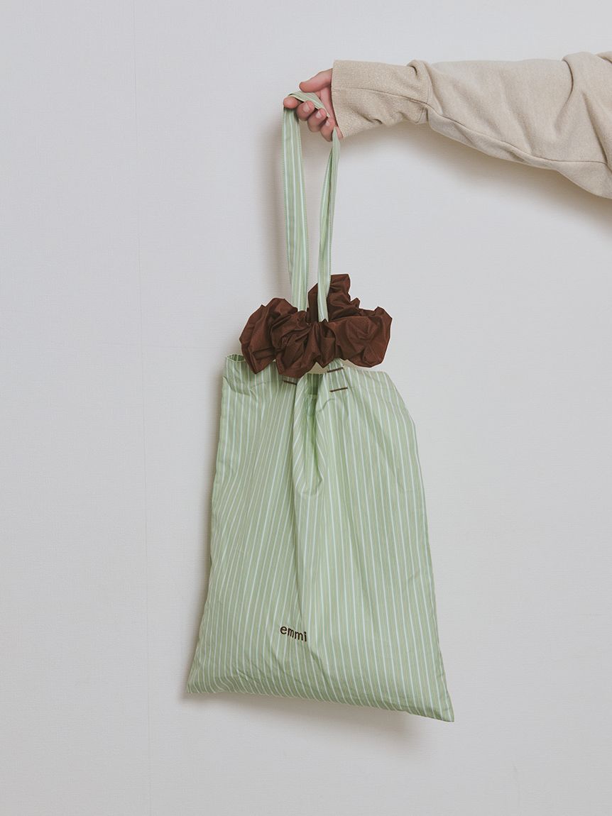 emmi atelier「【ONLINE限定カラーあり】シュシュ付きemmiロゴトートバッグ」|トートバッグ|