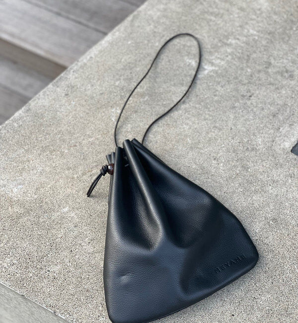  「【MEYAME（メヤメ）】レザー巾着バッグ」|クラッチバッグ|