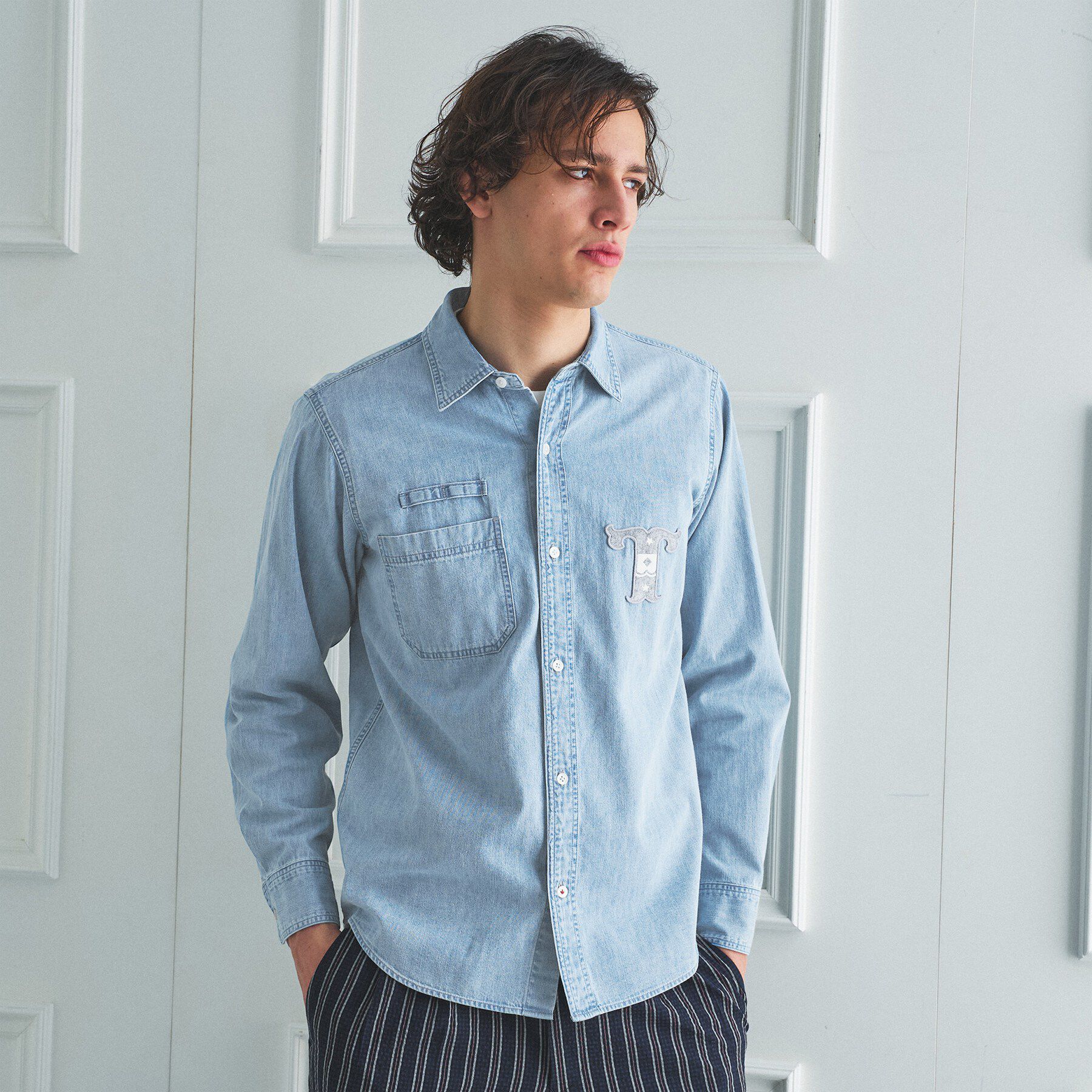 TAKEO KIKUCHI「【BOWLER HAT LABEL】Tエンブレム デニムシャツ」|シャツ・ブラウス|