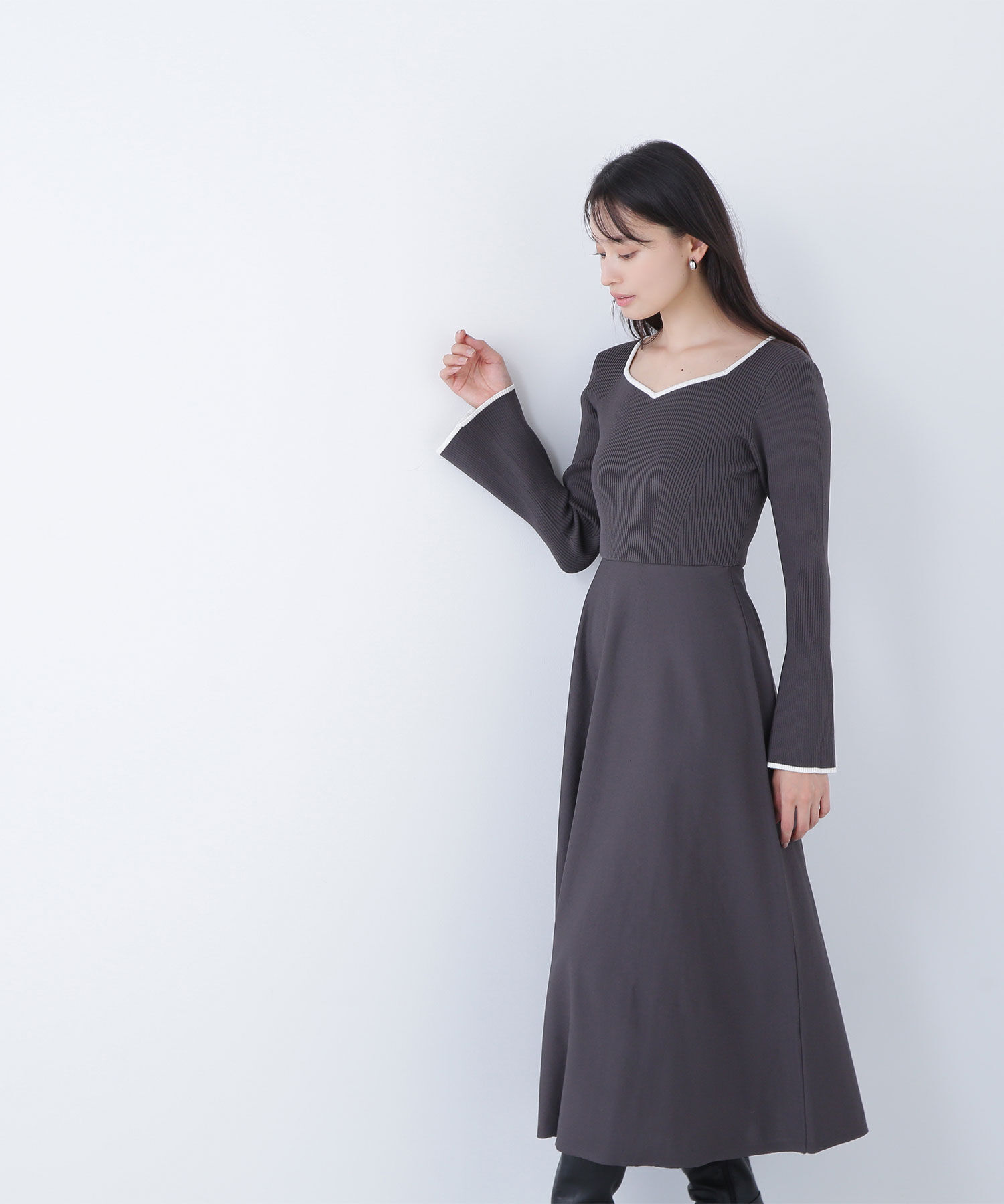  「バイカラーハートネックニットワンピース」|ワンピース|チャコール&times;  2