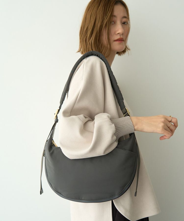 YECCA VECCA「story.ハーフムーンクロスボディ」|ショルダー・メッセンジャー|Charcoal Gray